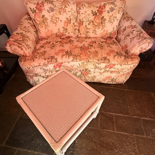 Two-seater sofa with table like new