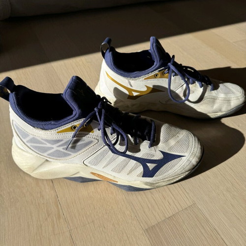 Mizuno volleyball shoes like new, sizes 44 and 43