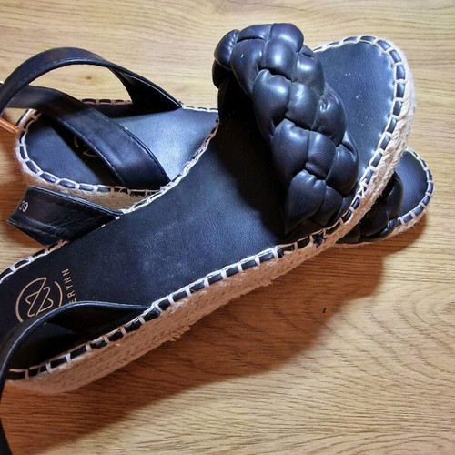 Sandals size 39 like new, braided front, platform style