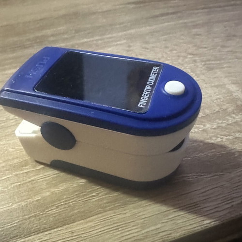 Digital fingertip pulse oximeter for oxygen and pulse measurement
