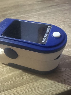 Digital fingertip pulse oximeter for oxygen and pulse measurement