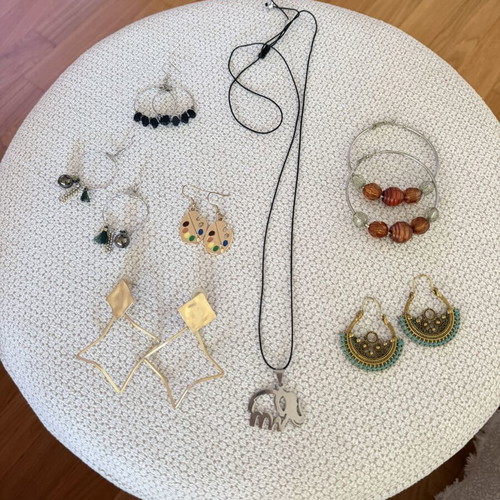 Jewelry set with 6 earrings and 1 necklace with stainless steel elephant element used, multicolor