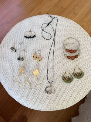 Jewelry set with 6 earrings and 1 necklace with stainless steel elephant element used, multicolor