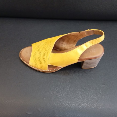 Leather sandals size 37, medium heel, soft leather sole, new