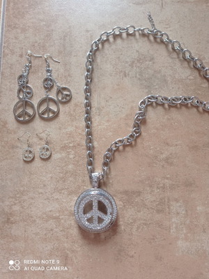 Necklace with two pairs of earrings like new, long