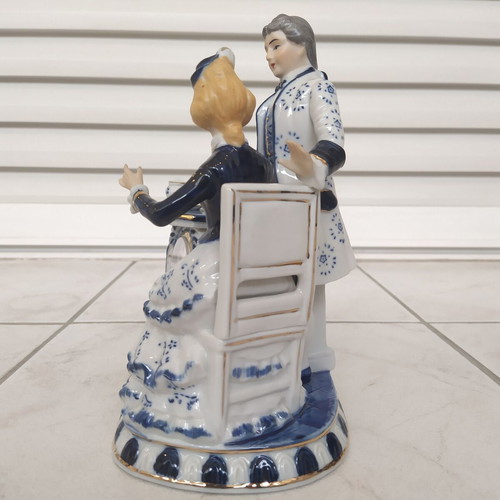 Vintage table clock with couple collectible decorative figurine like new