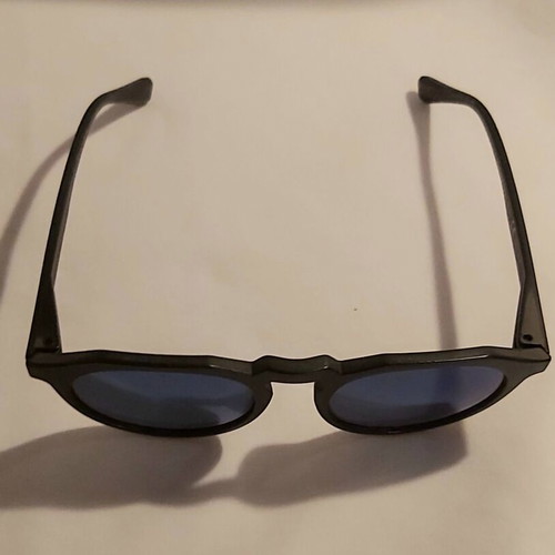 Hawkers unisex sunglasses with blue polarize lens and black acetate frame mod.Harwick Raw new