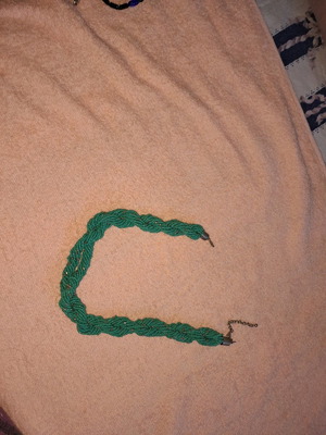 Necklace in good condition, green, very elegant