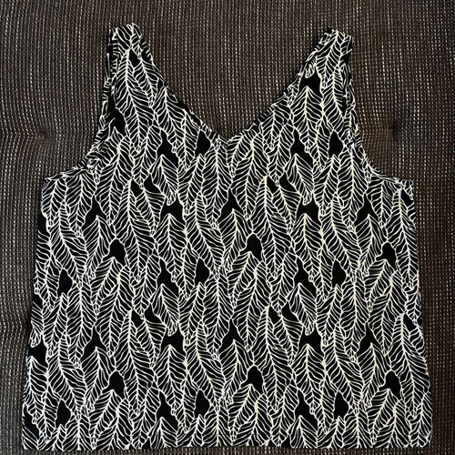 Infinity sleeveless top with black and white leaf pattern, like new