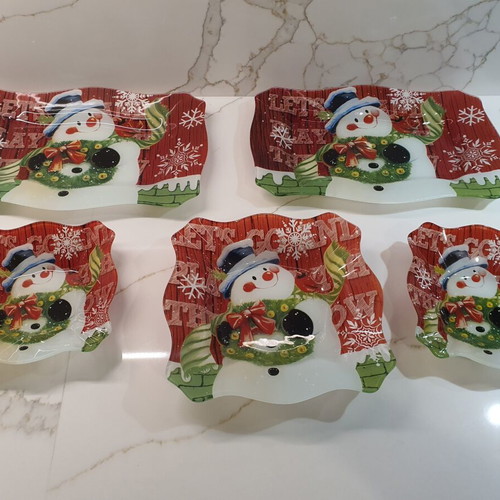 Christmas plates set of 5, new