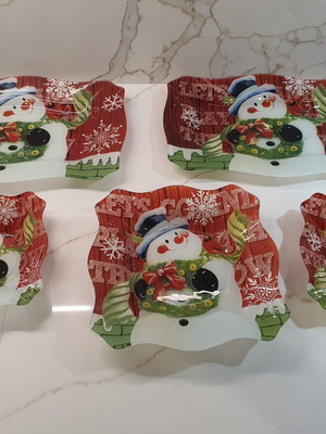 Christmas plates set of 5, new