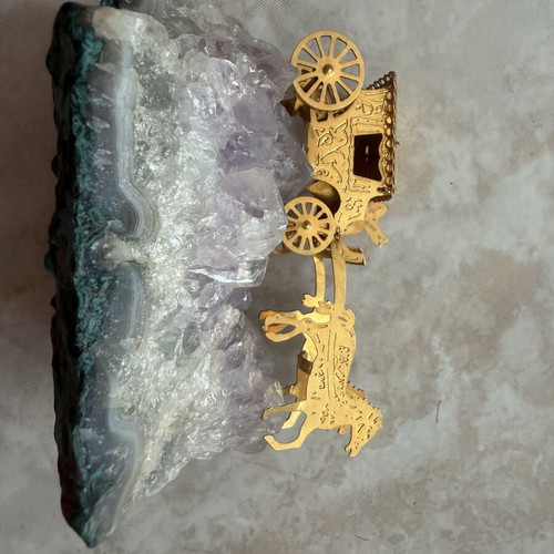 Vintage decoration with natural amethyst and horse carriage