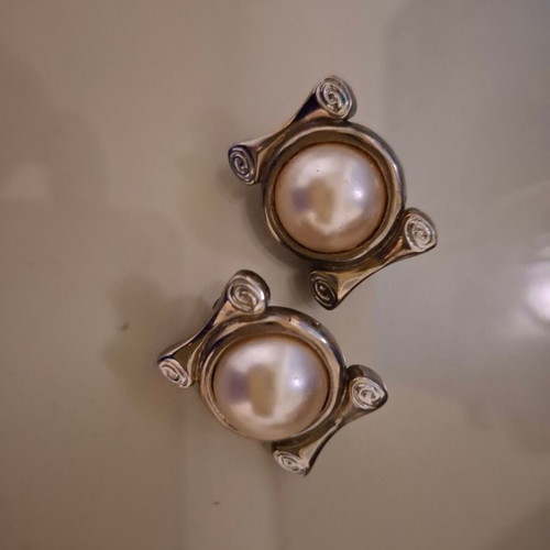 Vintage clip-on earrings used, white and silver