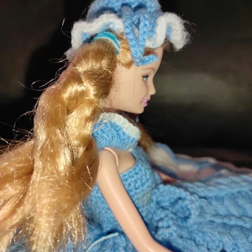 Barbie με χειροποίητο πλεκτό φόρεμα σαν καινούργια