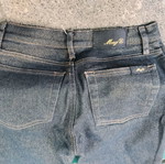 Γυναικεία τζιν Mango σε σκούρο μπλε με ελαφρώς καμπάνα και χρυσή λάμψη