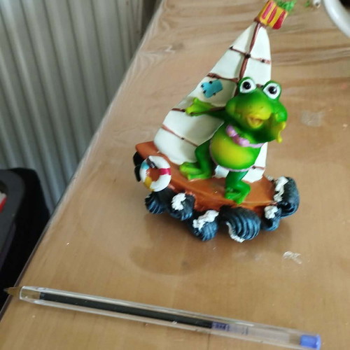 Ceramic decorative frog like new