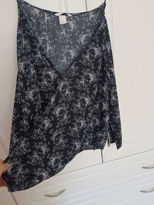 H&M Women's Black Blouse with White Patterns Medium like new