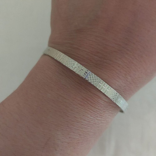 Bracelet made of stainless steel, thin and lightweight, like new, silver