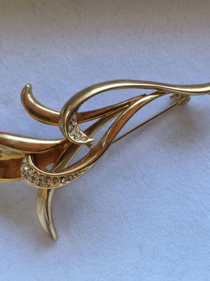 Vintage brooch like new with rhinestones, gold color, 90s style