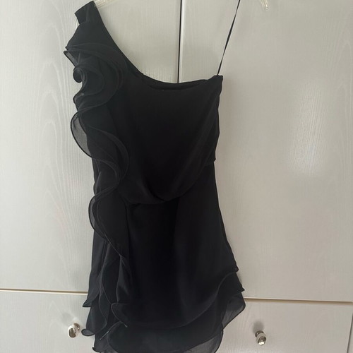 Black dress with one shoulder like new, short with ruffles
