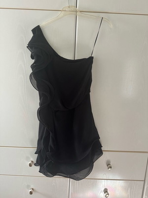 Black dress with one shoulder like new, short with ruffles
