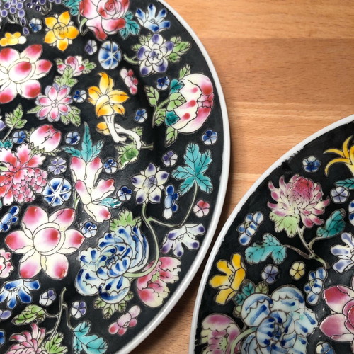 Set of 2 vintage Chinese porcelain decorative plates like new