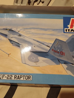 Italeri F-22 Raptor 1/48 scale model kit