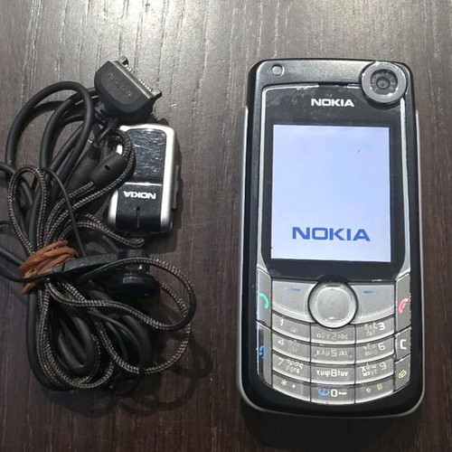 Nokia 6680 like new with original headphones without battery