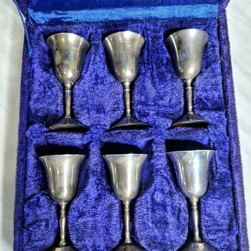 Vintage Liqueur Glasses Set of 6 in Velvet Case used