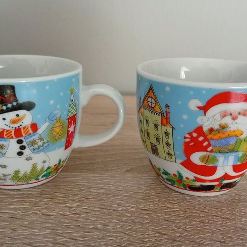 Christmas Coffee Cup Set like new, 4 cups with saucers