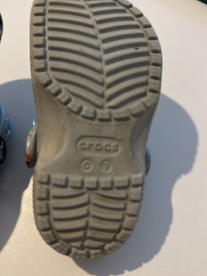 Crocs C7 used, grey with patterns