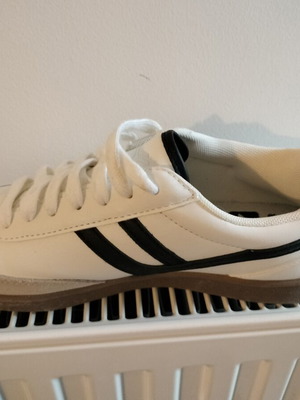 Pull & Bear Retro Sneakers like new, size 40, black and white