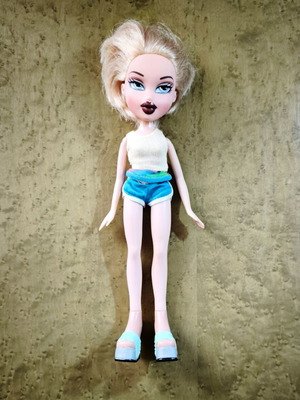 Bratz Cloe collectible doll by MGA Entertainment like new