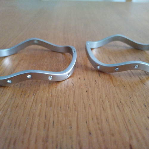 Set of 2 handcuff bracelets