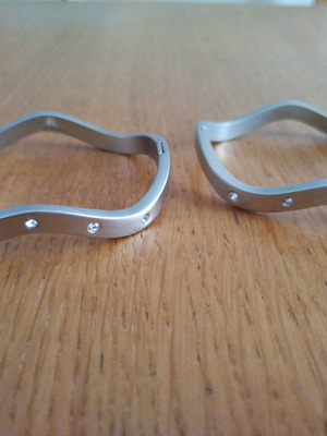 Set of 2 handcuff bracelets