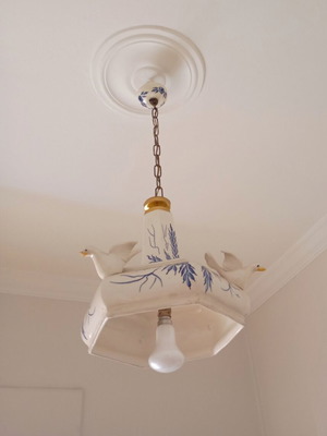 Porcelain ceiling light with three doves and gold details, diameter 30 cm