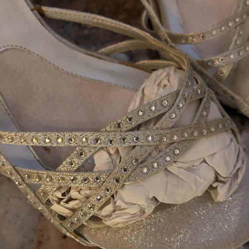 Women's shoe like new with heel and strap