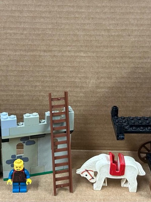 Lego 6061 Siege Tower 1984 μεταχειρισμένο, με φθορές και ελλείψεις