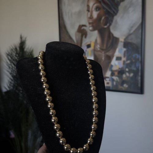Gold necklace with pearls