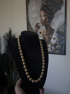 Gold necklace with pearls