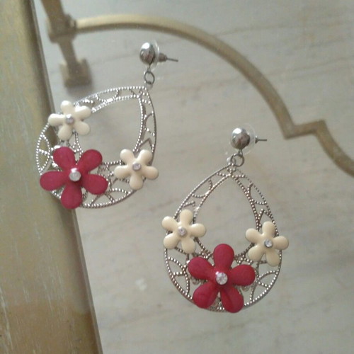 Bijou hoop earrings new, silver with ecru and fuchsia daisies