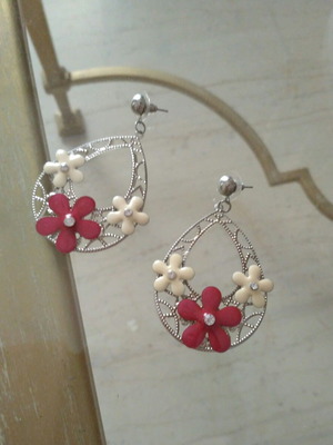 Bijou hoop earrings new, silver with ecru and fuchsia daisies