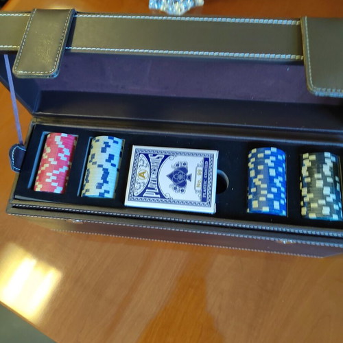 Casino set like new with Anny's Animus 2004 aged wine gift