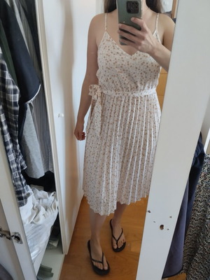 Floral dress like new, light pleated skirt, sizes S and M