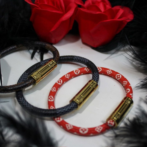 Bracelet with magnetic clasp in three colors, like new