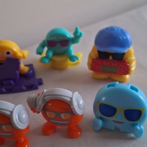 Kinder Joy Music Emoji Friends set of 8 figures like new