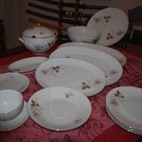 Hutschenreuther Germany 71pc Fine Porcelain Set like new