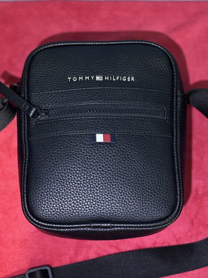 Tommy Hilfiger μαύρη crossbody τσάντα σαν καινούργιο