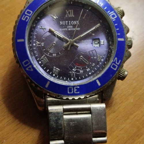 Quartz wristwatch with date display, metal bracelet