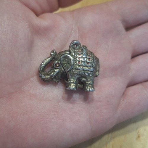 Vintage charm elephant pendant like new, silver color